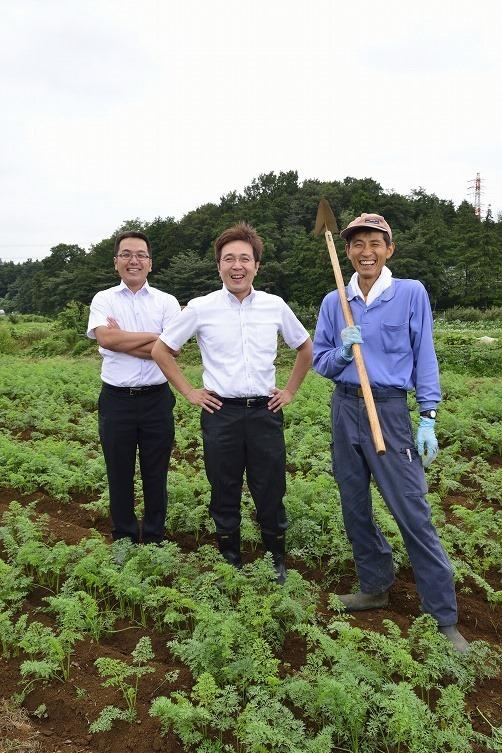 ニッコーがもつ農場にて。中央は代表取締役の山崎雅史氏。