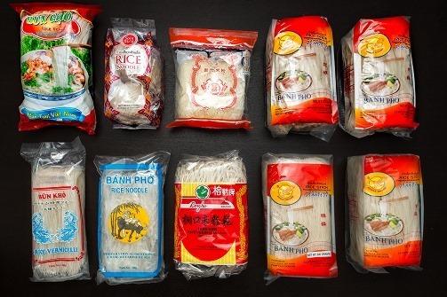 中国・ベトナム・タイから輸入されている米粉麺のごく一部。全部太さが違います。