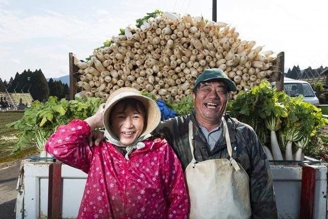 あんなに大きな大根やぐらが家族で支えられているのが驚きだ。谷口おさむさん夫妻。