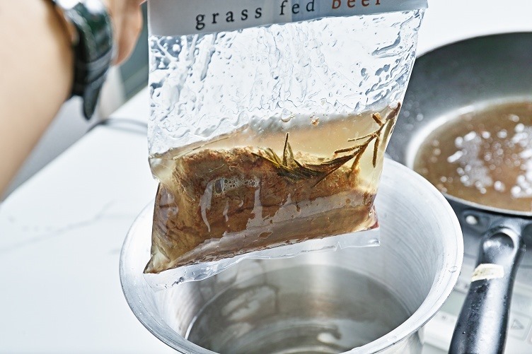 グラスフェッドビーフとラムを低温調理し、ココナッツオイルでコンフィ状にしたもの。湯煎にして5分温め、サッと焼き目をつける。