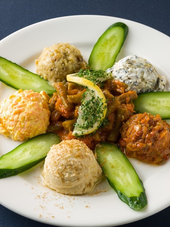 トルコ料理の前菜盛り合わせ「カルシュクメゼ」。一番手前にあるフムスだけではなく全て野菜メニューだ。