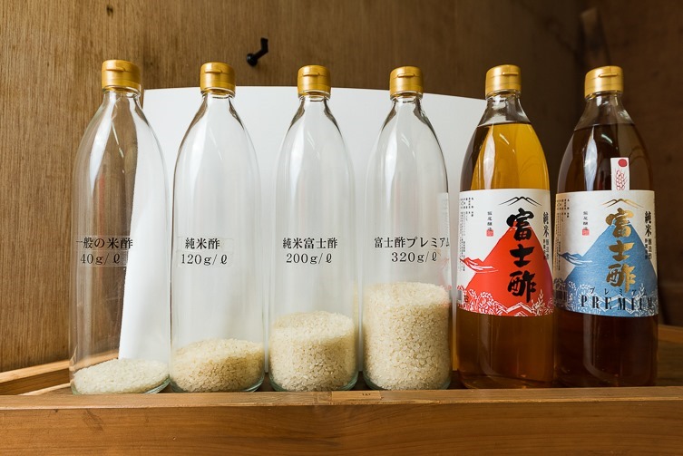 JAS規格で米酢と標記してよい最低量（左端）、4番目が富士酢プレミアムに使用するコメの量。