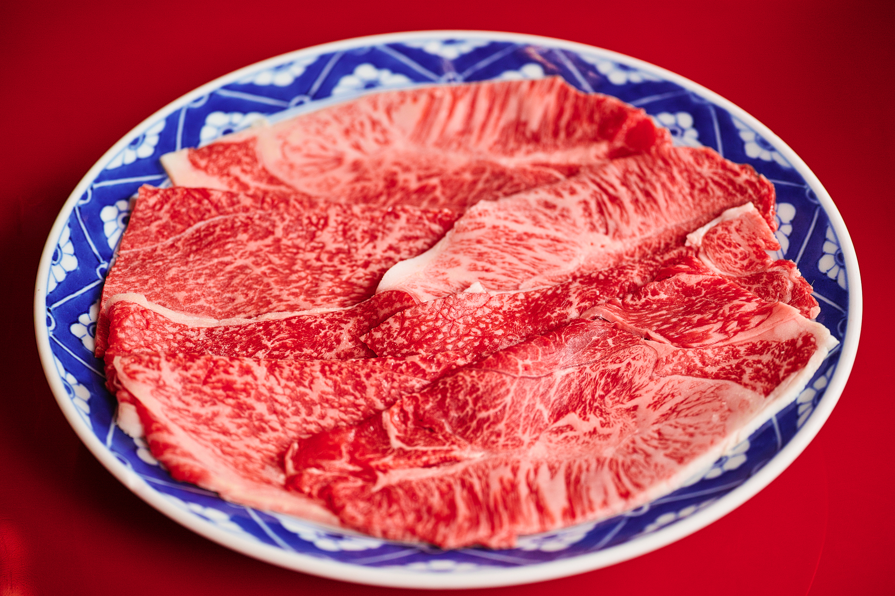 Sigma Dp3quattroで浅草 ちんや の適サシ肉すき焼きを撮る 小豆色の適サシ肉のテクスチャはこんな感じ やまけんの出張食い倒れ日記